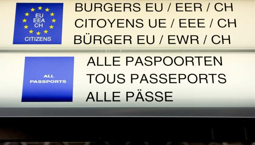 Tablice informacyjne na lotnisku. Jedna wskazuje "Obywatele UE/EOG/CH", druga "Wszystkie paszporty". To ułatwia podróżowanie po strefa schengen kraje.