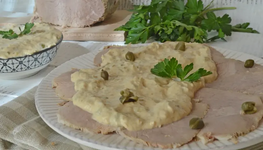 Fette di vitello tonnato veloce, guarnite con salsa tonnata, capperi e prezzemolo. Un piatto classico pronto in poco tempo.