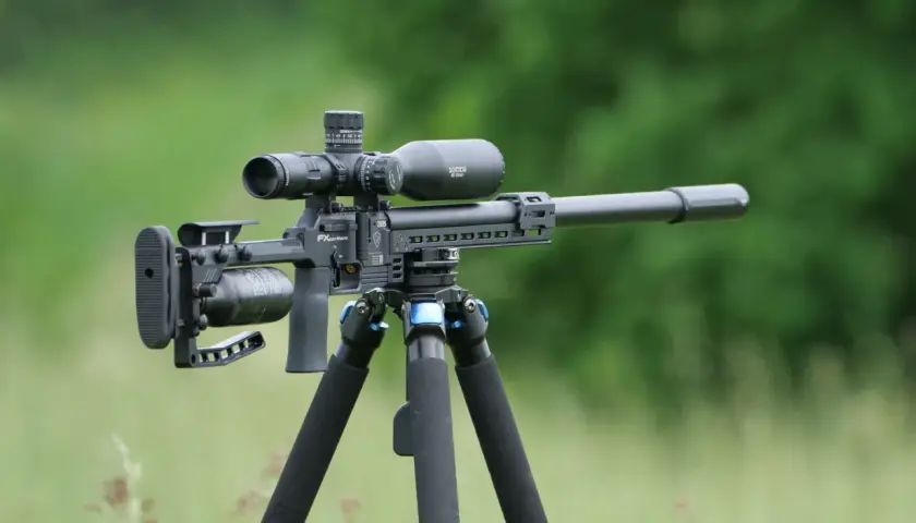 Carabine FX Panthera sur trépied, idéale pour le tir de précision. Ce modèle est une excellente option pour un catalogue carabine CZ.