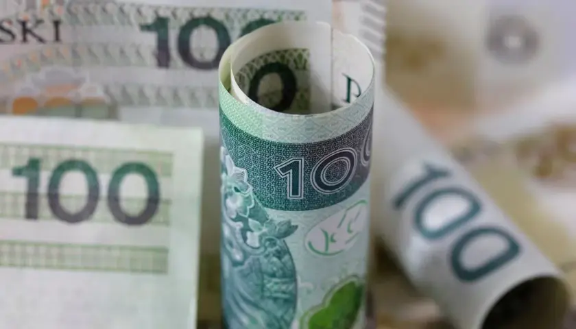 Zwijane banknoty 100 zł. Czy to kwota, ile radny dostaje za sesję?