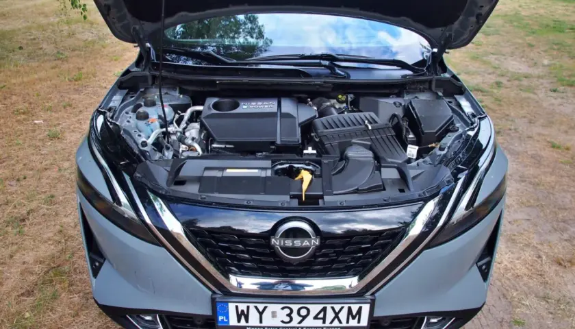 Silnik Nissan Qashqai e-POWER. Pod maską widać jednostkę napędową hybrydową.
