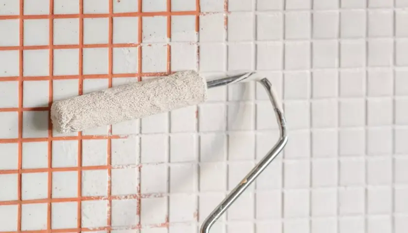Metamorfoza kuchni: Odnów kafelki bez kucia! Tanie metody DIY