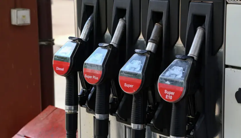 Kraftstoff sparen: 10 einfache Tipps für weniger Kosten beim Fahren
