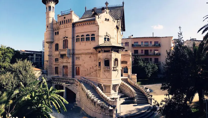 Villa Florio, un gioiello di liberty siciliano, con la sua torre e le scenografiche scale esterne.