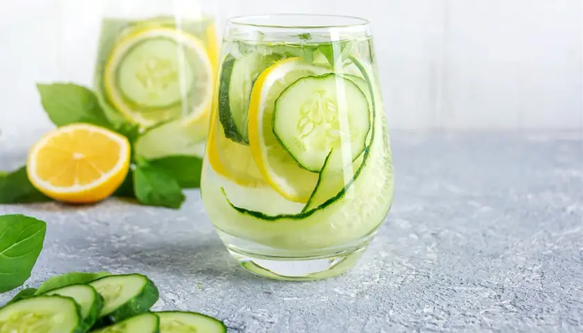 Orzeźwiająca, sassy water z cytryną i ogórkiem, ozdobiona listkami mięty. Idealna na upalne dni.