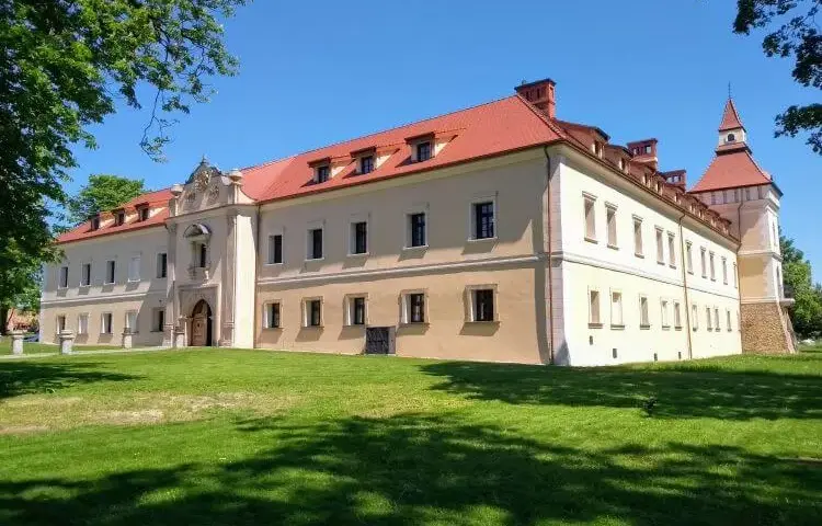 Zamek w Starych Tarnowicach: Fascynująca historia i tajemnice muzeum