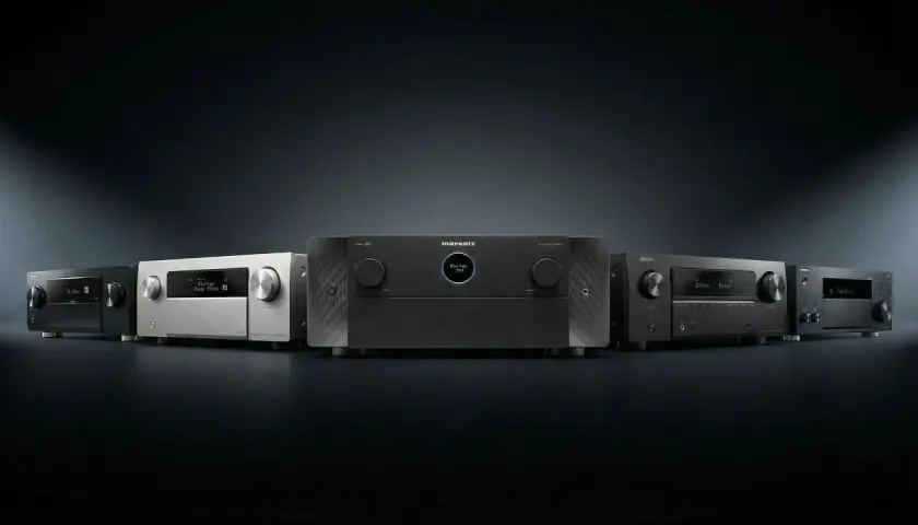 Rząd nowoczesnych amplitunerów kina domowego, w tym Marantz i Denon, gotowych do odtwarzania dźwięku Dolby.