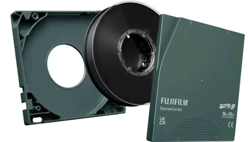 Taśma magnetyczna Fujifilm LTO-9, z obudową i pustym pojemnikiem. To zaawansowany magazyn danych, gotowy do archiwizacji.