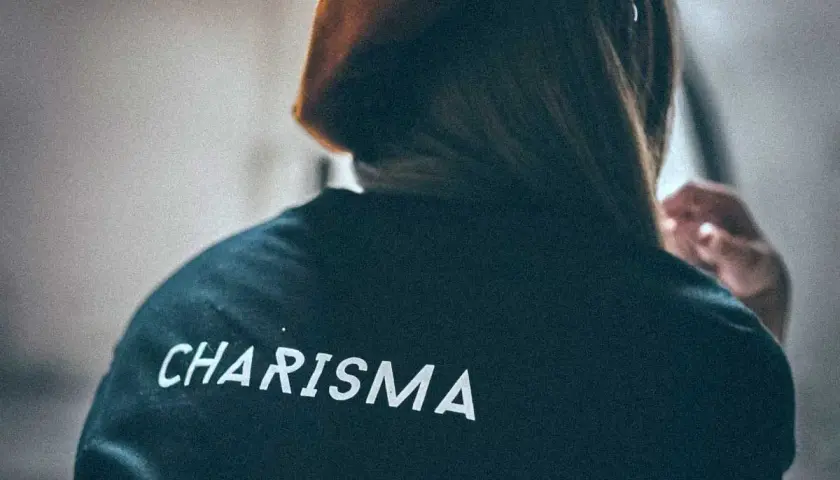 Osoba w bluzie z napisem "CHARISMA" na plecach. To właśnie charyzma co to znaczy?