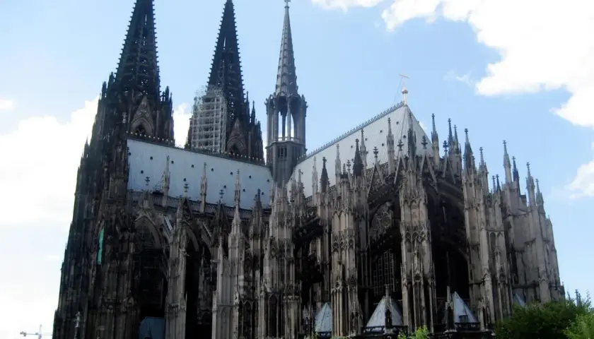 Imponująca katedra w Kolonii, z jej strzelistymi wieżami i bogatą architekturą, skrywa wiele ciekawostek.