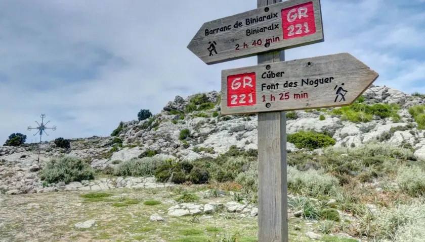 Señalización de rutas de montaña GR 221, indicando el camino a Barranc de Biniaraix y Font des Noguer.