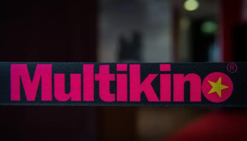 Taśma z logo Multikino. Zastanawiasz się, ile kosztuje jedzenie w Multikinie?