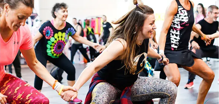 Jak wygląda taniec zumba – poznaj ruchy i radość z tańca