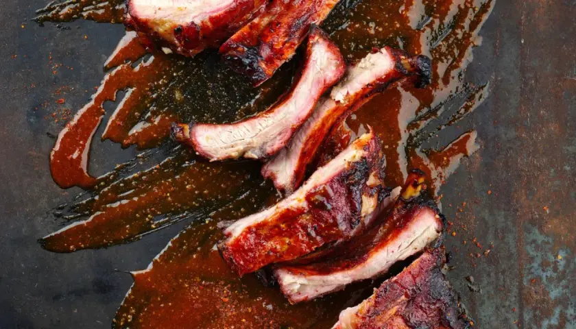 Côtelettes de porc grillées, nappées d'une sauce barbecue savoureuse. Une recette de ribs qui met l'eau à la bouche.