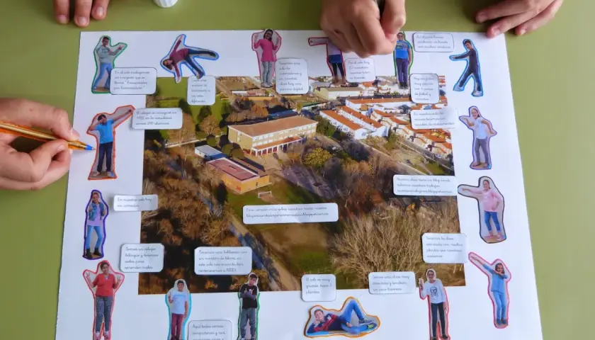 Un collage escolar sobre un colegio, con fotos de alumnos y descripciones. El **libro viajero guardería** es un proyecto que fomenta la creatividad.