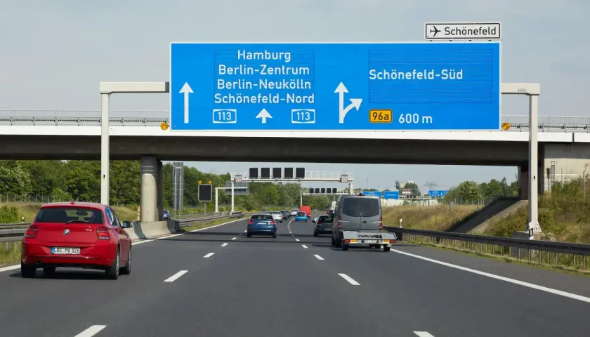 Niemcy mają rozbudowaną sieć autostrad, jak ta pod Berlinem. Kierowcy kierują się na Hamburg, Berlin lub lotnisko Schönefeld.