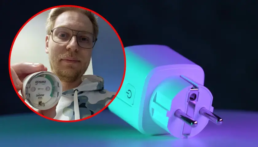 Mężczyzna pokazuje miernik energii, który pomoże Ci dowiedzieć się, jak zmniejszyć pobór prądu przez komputer.