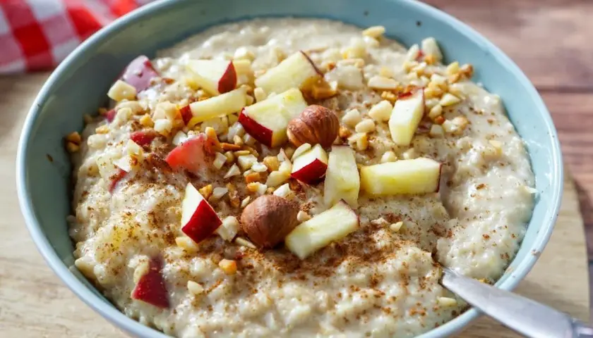 Ein köstlicher Porridge mit Apfelstücken, Nüssen und Zimt. Das ist Porridge, was ist das? Ein gesundes Frühstück!