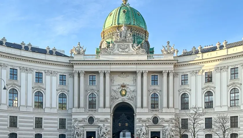 Majestatyczny Hofburg zaprasza na zwiedzanie. Wspaniała architektura i zielona kopuła zachwycają.