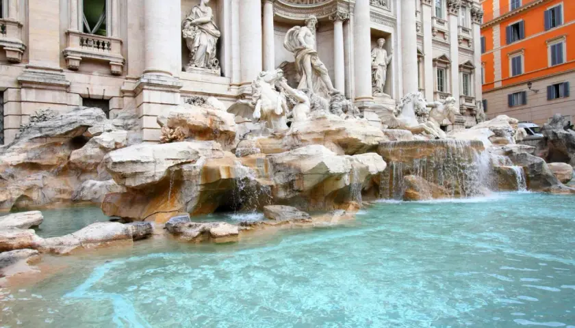 Fontana di Trevi, un capolavoro barocco. Vicino, scopri piazze incantevoli e vicoli storici, un vero tesoro da esplorare.