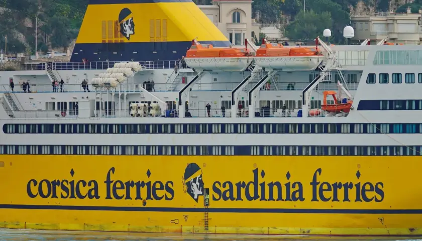Żółty prom Corsica Ferries z napisem "sardinia ferries" to idealny sposób, by dowiedzieć się, jak dojechać na Sardynię.