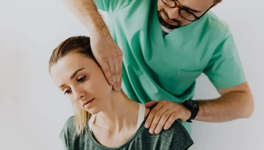 Fisioterapista esegue manipolazione cervicale. Chissà quanto guadagna un fisiatra per un servizio così importante.