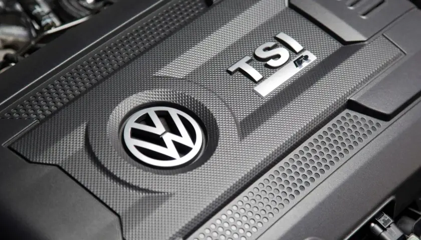 Silnik EA888 TSI z logo VW.
