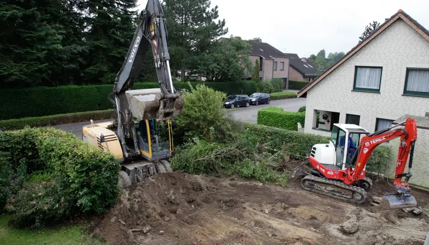 Dwa koparki pracują na budowie. Duża koparka Volvo i mała koparka Terex. Zastanawiasz się, ile kosztuje wykopanie fundamentów?