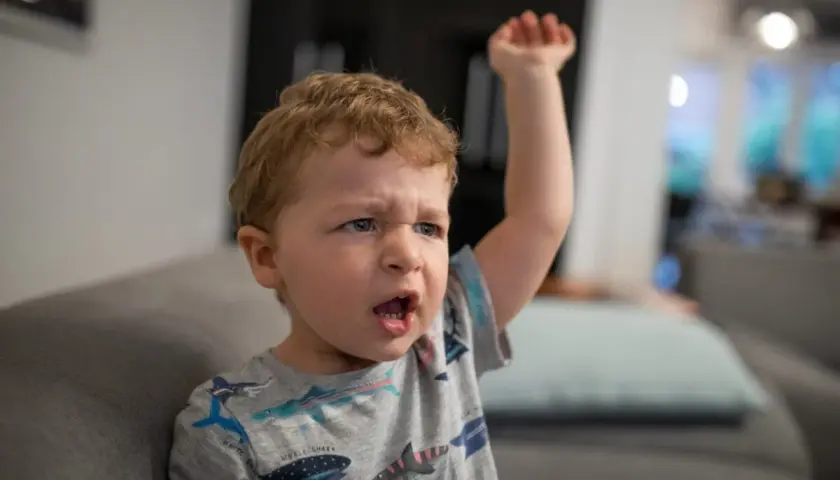 Mi hijo de 3 años me pega, con el puño en alto y una expresión de enfado.