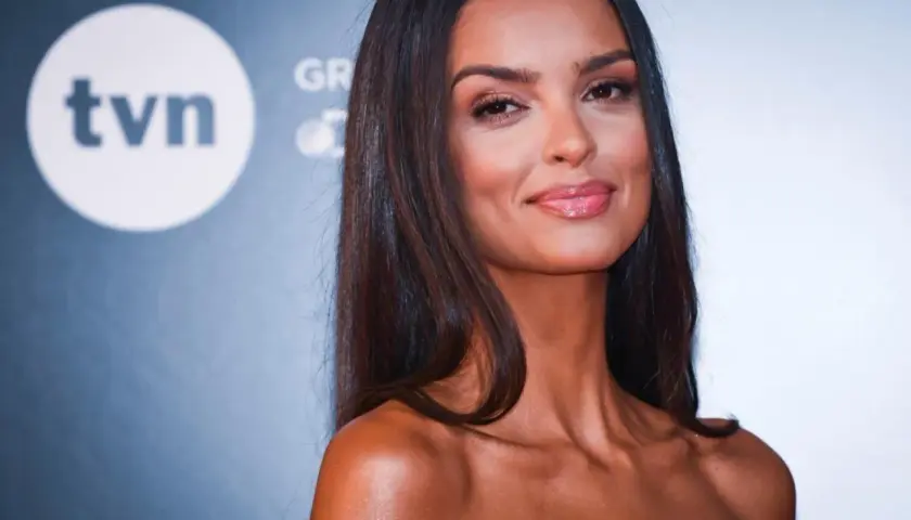 Klaudia El Dursi, top model, uśmiecha się na tle logo TVN.