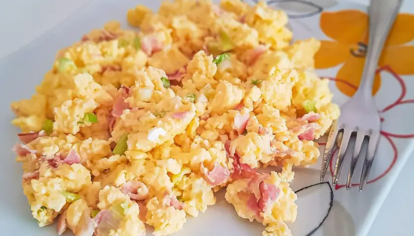 Oeufs brouillés avec jambon et ciboule, parfaits pour un bébé dès 6 mois. Un délice facile à préparer.