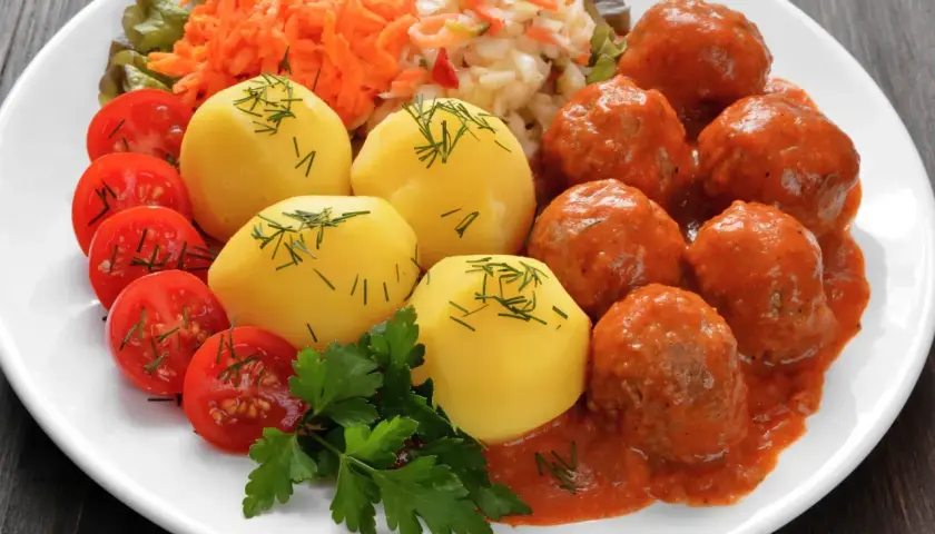 Pulpeciki w sosie pomidorowym z ziemniakami, pomidorkami i surówką z marchewki. Idealna surówka do pulpetów!