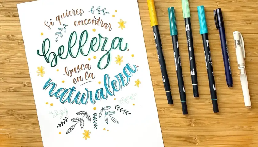 Inspiración para un curso de lettering gratis: "Si quieres encontrar belleza, busca en la naturaleza". Marcadores de colores y rotuladores sobre papel.