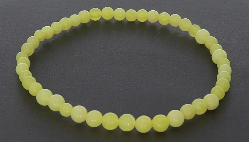 Armband aus gelben Jadeperlen. Die gelbe Jade soll positive Energie und Wohlstand anziehen, eine sanfte Wirkung für Körper und Geist.