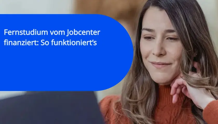 Junge Frau am Laptop, die sich über ein Stipendium für ein Fernstudium informiert, finanziert vom Jobcenter.