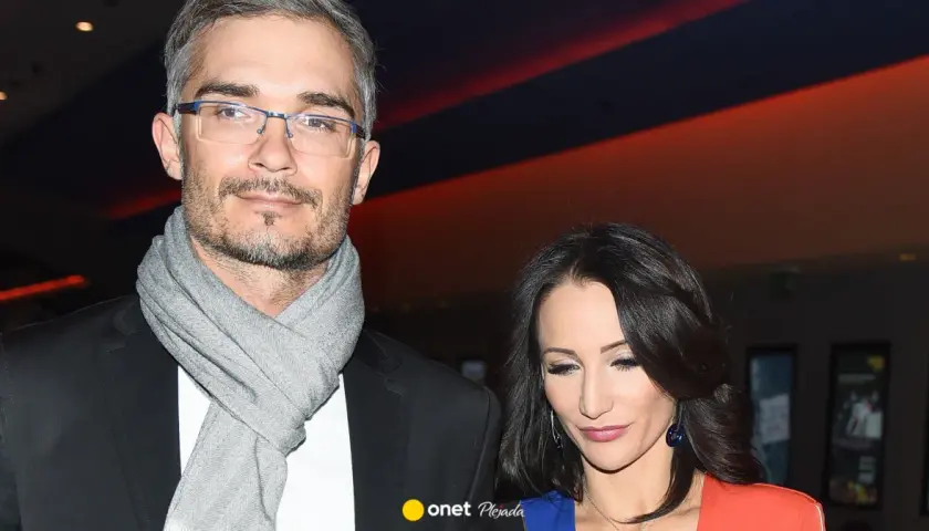 Mąż Justyny Steczkowskiej, w okularach i szarym szalu, u boku artystki.
