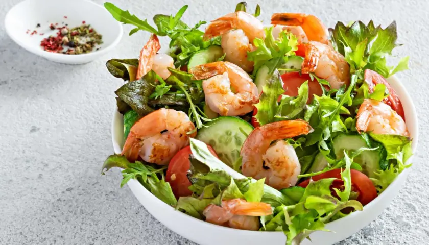 Deliciosa ensalada de langostinos con lechugas frescas, tomate y pepino. Un plato ligero y lleno de sabor.
