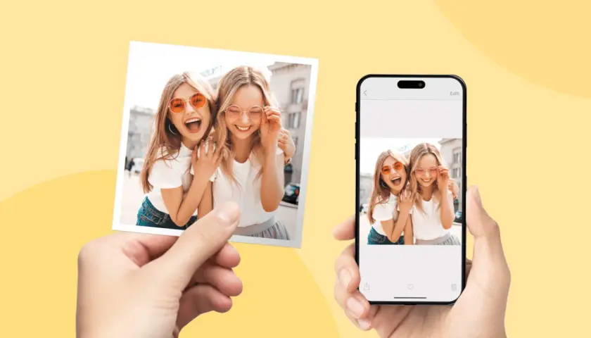 Dwie przyjaciółki w okularach przeciwsłonecznych na zdjęciu i na ekranie telefonu. Czy można wywołać zdjęcia z telefonu u fotografa? Tak!