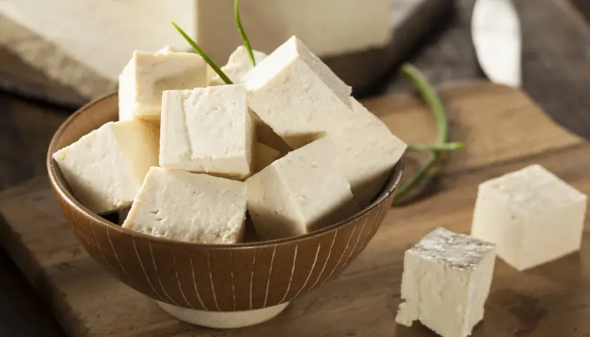 Cubetti di formaggio simile alla feta in una ciotola, pronti per essere gustati.