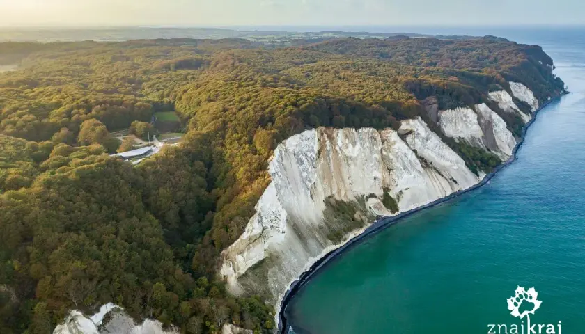 Majestatyczne białe klify wcinają się w turkusowe morze. Lasy porastają zbocza, tworząc malownicze wybrzeże klifowe.