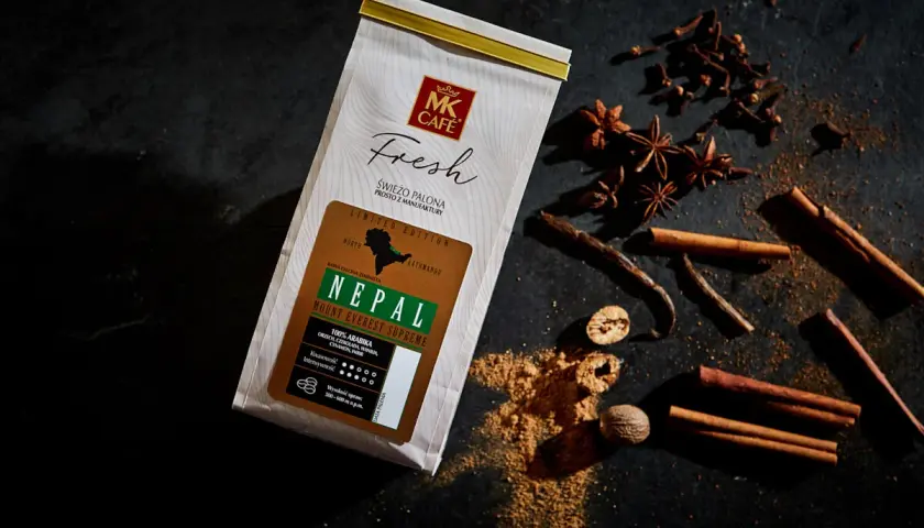 Kawa MK Café Nepal Mount Everest Supreme. Intensywność kawy na skali 5/6. Otoczona przyprawami: cynamon, anyż, goździki, gałka muszkatołowa.