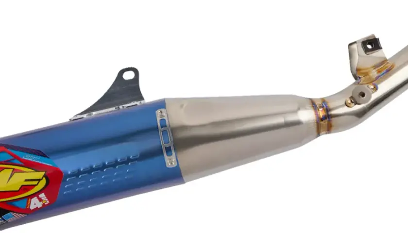 Niebieski tłumik FMF 4.1 z włóknem węglowym i logo FMF.