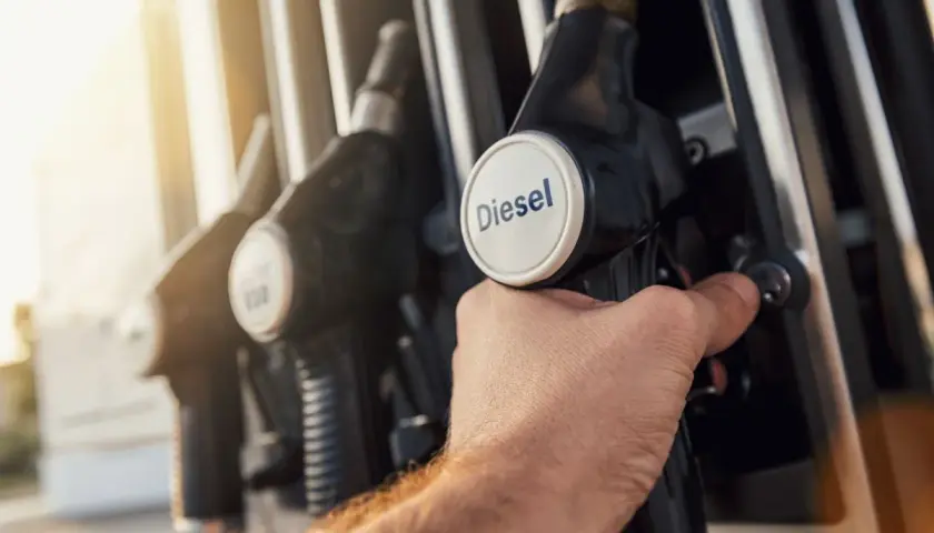 Dłoń trzymająca pistolet do tankowania z napisem "Diesel". Zastanawiasz się, jak zmniejszyć spalanie w dieslu?