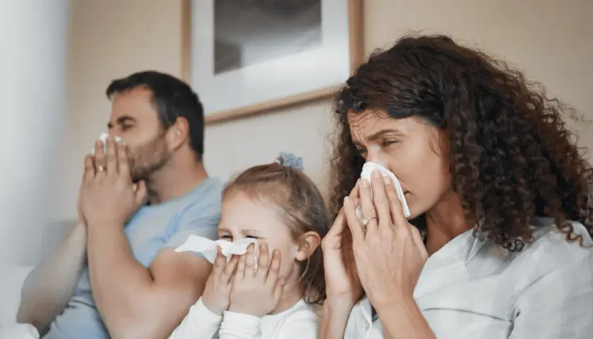 Familia con pañuelos en la nariz. Podría ser una alergia a la humedad como se llama, o un resfriado.
