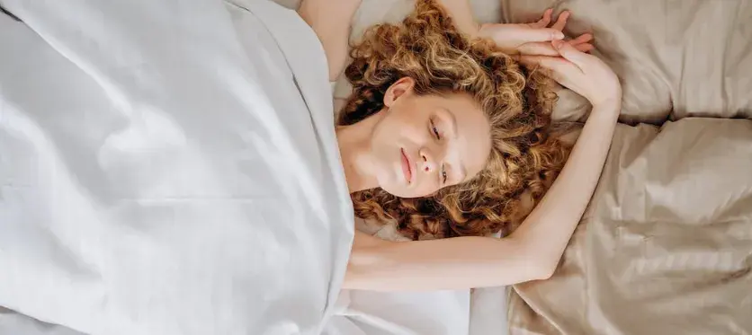 Cómo dormir con el pelo rizado y evitar el frizz por la mañana