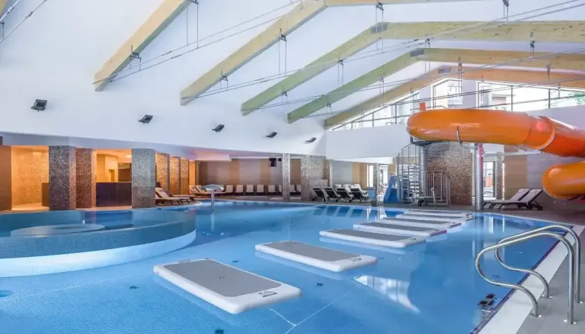 Wspaniały hotel z aquaparkiem w górach oferuje basen z dmuchanymi wyspami, zjeżdżalnie i jacuzzi.