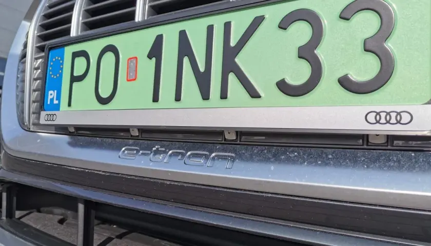 Zielone tablice rejestracyjne w Polsce oznaczają pojazdy elektryczne. Ten Audi e-tron ma numer PO 1NK33.