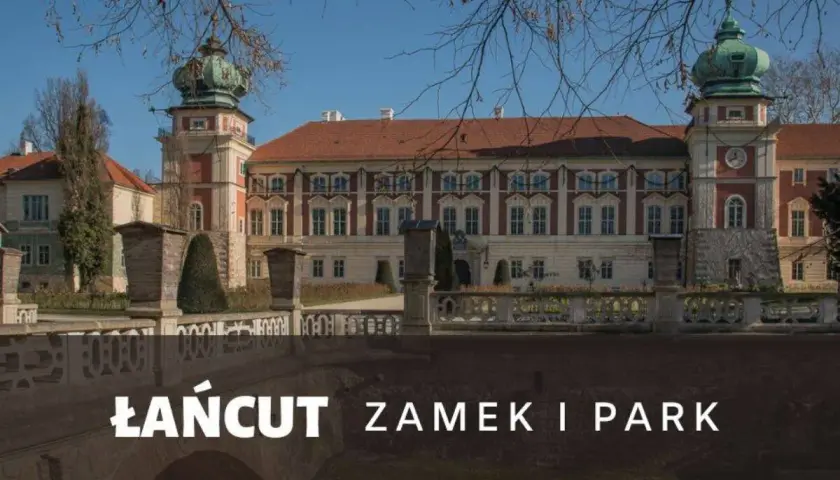 Łańcut atrakcje: okazały zamek z wieżami i zielonymi kopułami, otoczony parkiem.