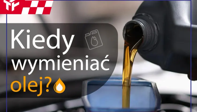 Nalewanie oleju silnikowego z czarnego kanistra do niebieskiego lejka.