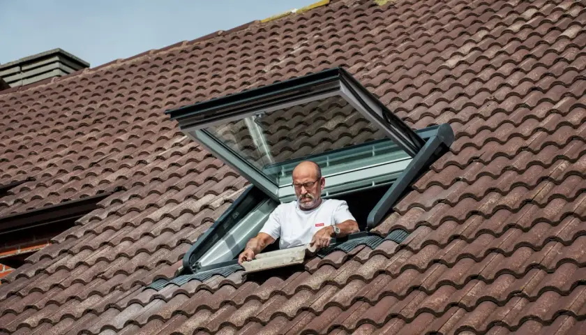 Jak wyjąć okno dachowe Velux bez uszkadzania konstrukcji dachu